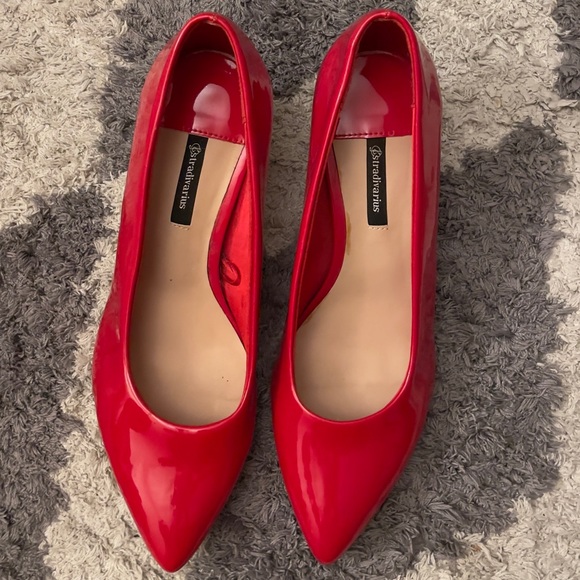 Stradivarius size 37 bright red patent leather kitten heel pumps - Picture 3 of 11
